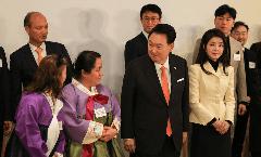 韩国夫人访问荷兰第一天放大招！松石绿大衣惊艳了，赢了荷兰王后