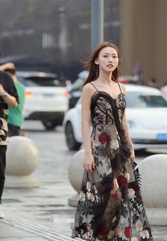 街拍：精致美女上街，图六穿“半透明”长裙，隐约的美最“撩人”