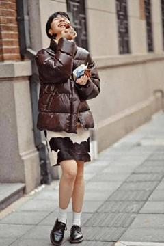 看了北京女生的街拍才发现：“羽绒服+超短裙”时尚洋气，显腿长