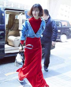 40岁蔡依林剪短发，身穿红色长裙配“波波头”，减龄又时髦