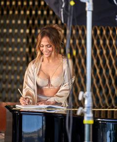 魅力依旧！54岁的Jennifer Lopez内衣写真展现绝佳状态