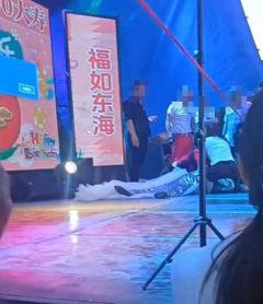 重庆90岁老人寿宴上女歌手疑踩到演出服裙摆摔倒去世，警方回应