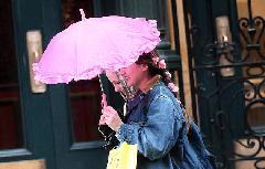 阿汤哥18岁女儿和闺蜜出街！撑着小粉伞头上戴粉花，衣品很一般啊