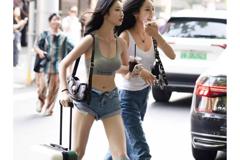时尚街拍写真大赏：上海街头的年轻少女们以混搭时尚定义夏日活力