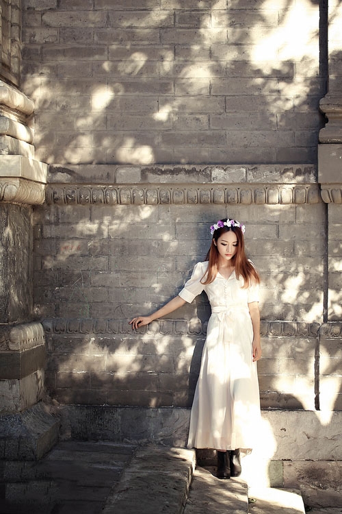 花环少女清纯室外写真图片 白裙释放出时光的魅力