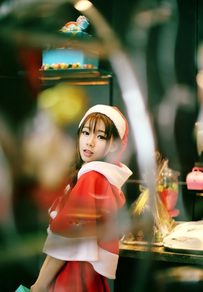 圣诞节小红帽美女清纯写真  抢眼红色生活照展示喜庆气氛