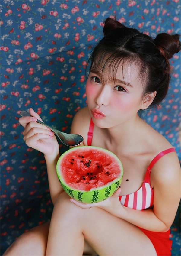 水果系列女孩诱惑写真 吃水果卖萌引人遐想