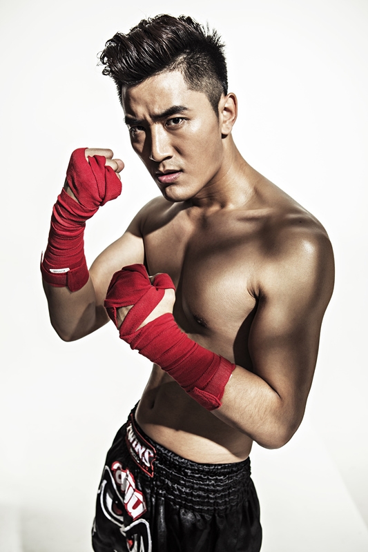 王鑫尧《健仕》封面写真 变身拳击手秀完美肌肉