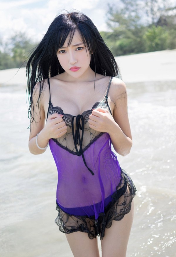 性感美女杨上萱海边度假写真 紫色蕾丝吊带尽显湿身诱惑