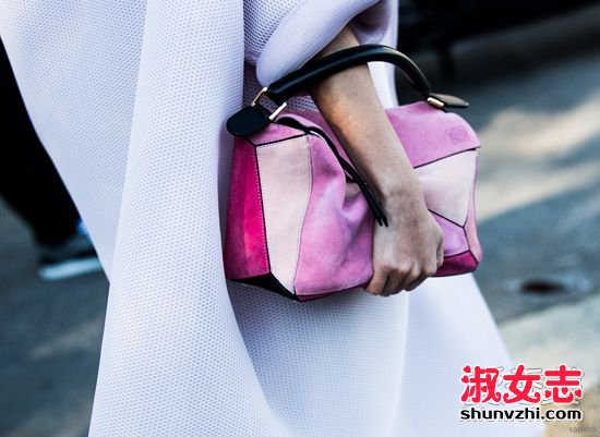 粉色包包怎么搭配 2016必败的粉色包 粉色包包搭配衣服