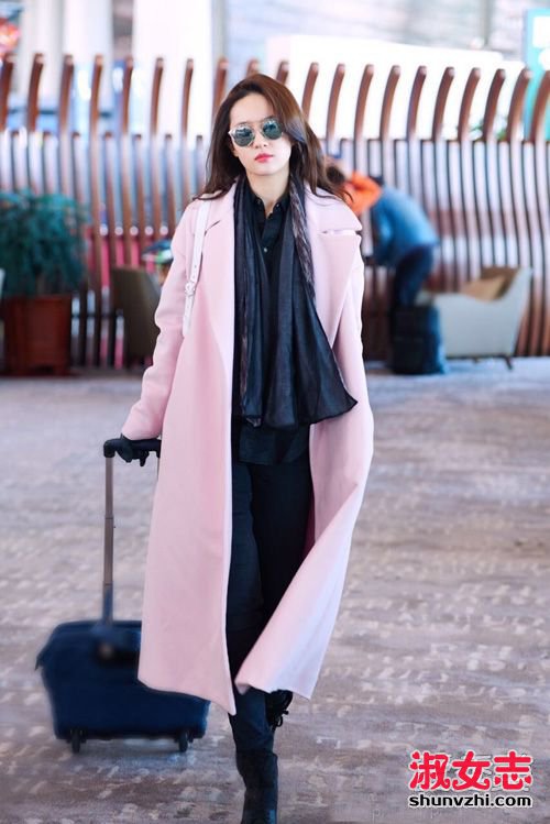 刘亦菲前往巴黎时装周 穿粉色大衣美翻了 刘亦菲穿长呢子大衣