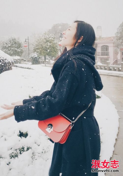刘雯最新私服搭配 红色包包抢镜 刘雯的包包
