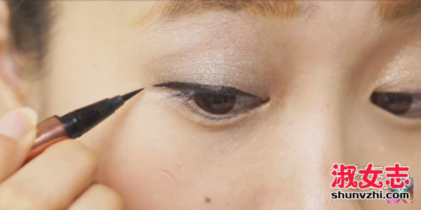 单眼皮化妆教学 怎么画垂眼妆大眼妆？ 单眼皮化妆