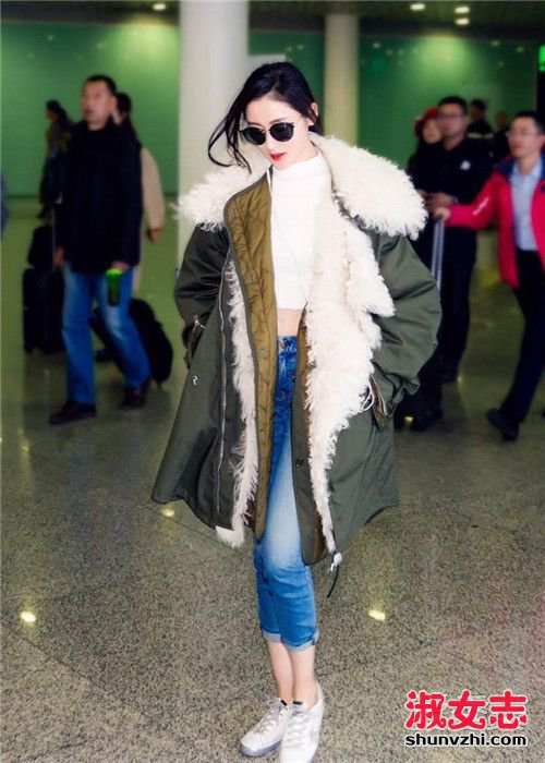 女星一周机场穿搭 大衣羽绒服全上身就是要温暖 明星街拍 