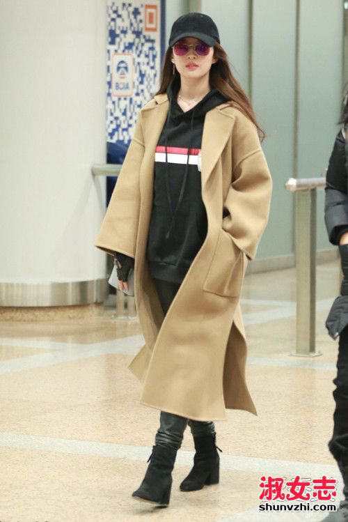 女星最新机场街拍 刘亦菲穿风衣攻气十足 明星机场街拍图片