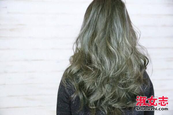 春季新配色 用橄榄雾灰取代你一成不变的发色 头发染什么颜色好看
