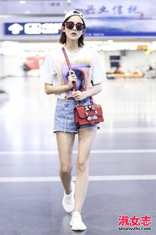 古力娜扎机场红色包包是什么牌子 春夏女生背什么包好看