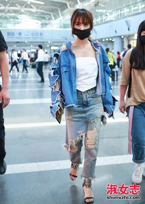 蔡依林机场牛仔外套是什么牌子 泰国潮牌pony stone的衣服怎么样