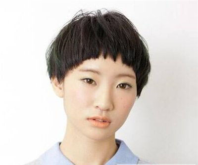 常见的适合女生的锅盖头发型有层次感锅盖头,狗啃刘海锅盖头,弧形刘海