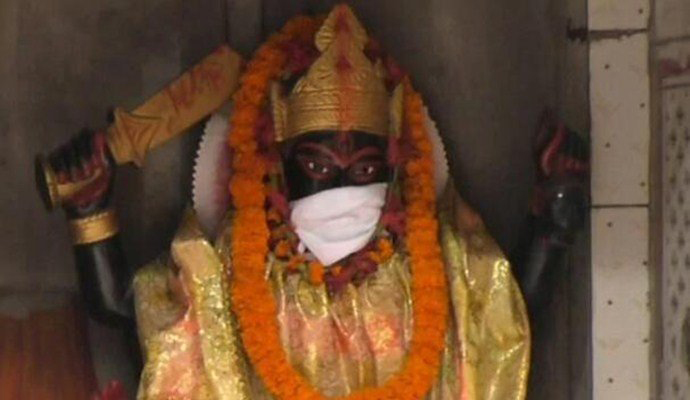 印度给神像戴口罩