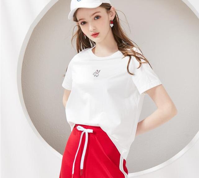 白色T恤 红色休闲裤