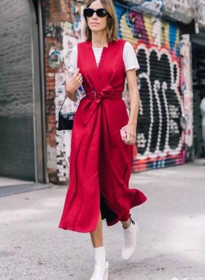 红色无袖的V领连衣裙