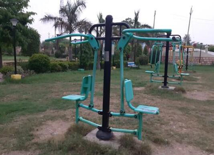 印度某公园健身器材深夜自己运动