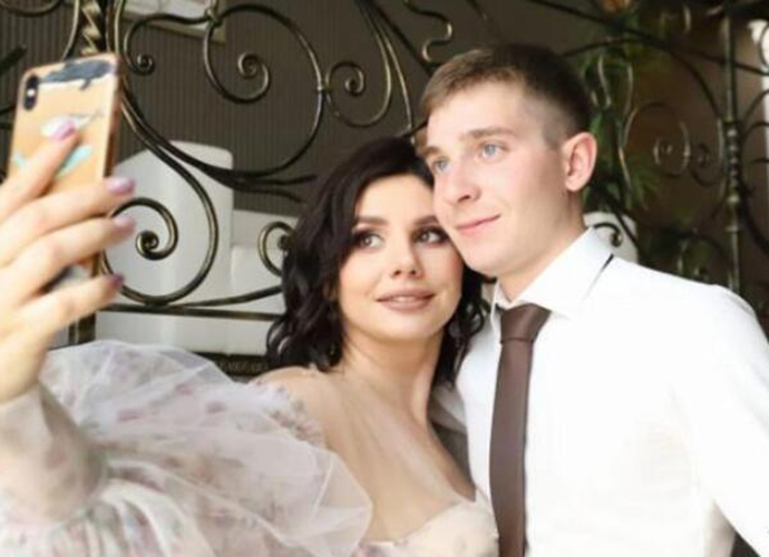 俄一女网红与继子领证结婚