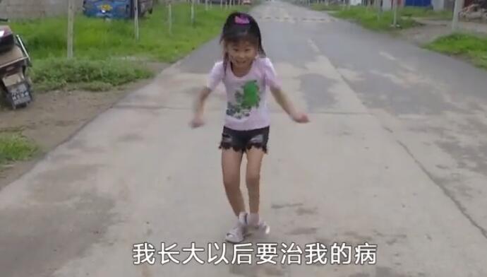 7岁女孩左脚变形坚持跳舞