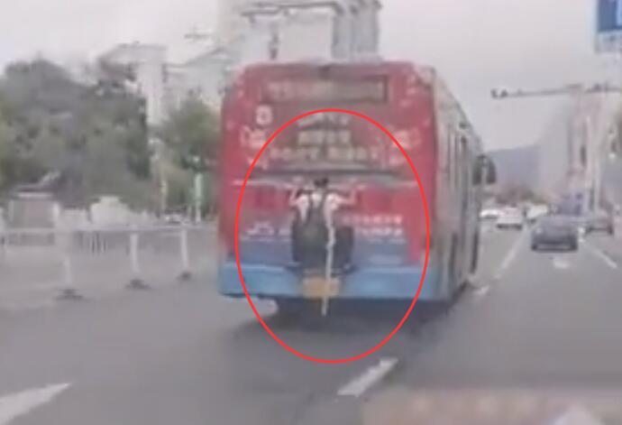 男子扒公交车后蹭车